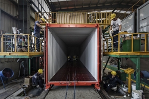 ตู้คอนเทนเนอร์สร้างกันอย่างไร? (How Are Shipping Containers Made?)